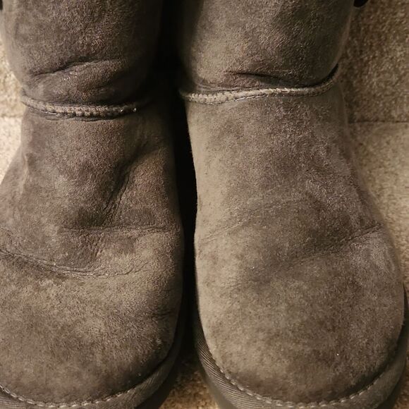 Ugg "Bailey" Button II Gray Short Suede Sheepskin Boots w/ Shearling Size 9 - Picture 4 of 13